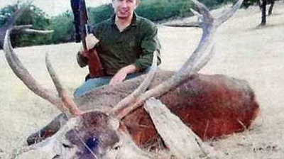 Испанский политик отметил удачную охоту несколькими фотографиями с гениталиями оленя у себя на лбу