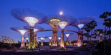 В Сингапуре парк Gardens by the Bay проводит зимний фестиваль