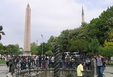 В Стамбуле с расчетом на туристов будет отреставрирована площадь Султанахмет