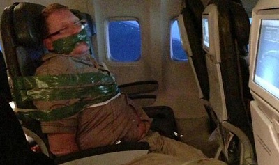 Туриста-дебошира примотали скотчем к креслу в самолете