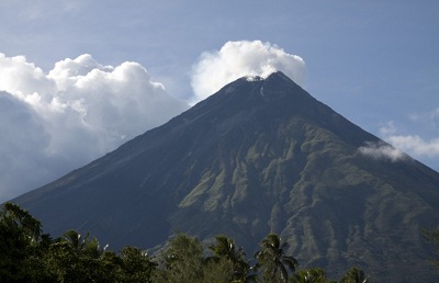 Вулкан Майон засыпал пеплом туристов