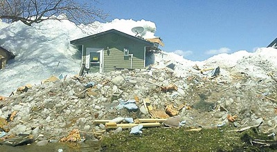 «Ледяное цунами» разрушило десятки домов в Канаде