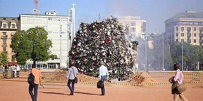 В Женеве на площади Пленпале власти города соорудили гигантскую скульптуру из мусора