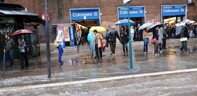 Проливной дождь затопил несколько станций метро в центре Рима